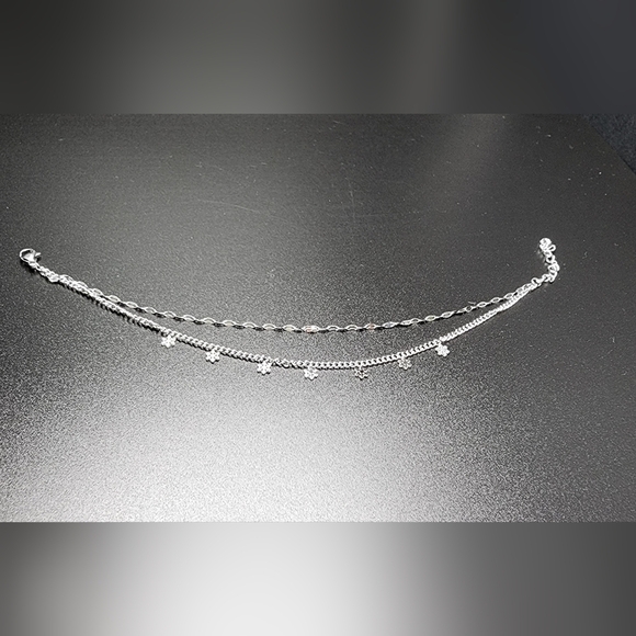 Elegant Silver Foot Bracelet with Floral Accents - Picture 4 of 5